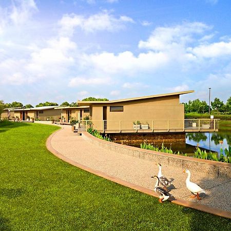 Life At Repose- Lake Villas Resort & Club Chor Warodra 外观 照片