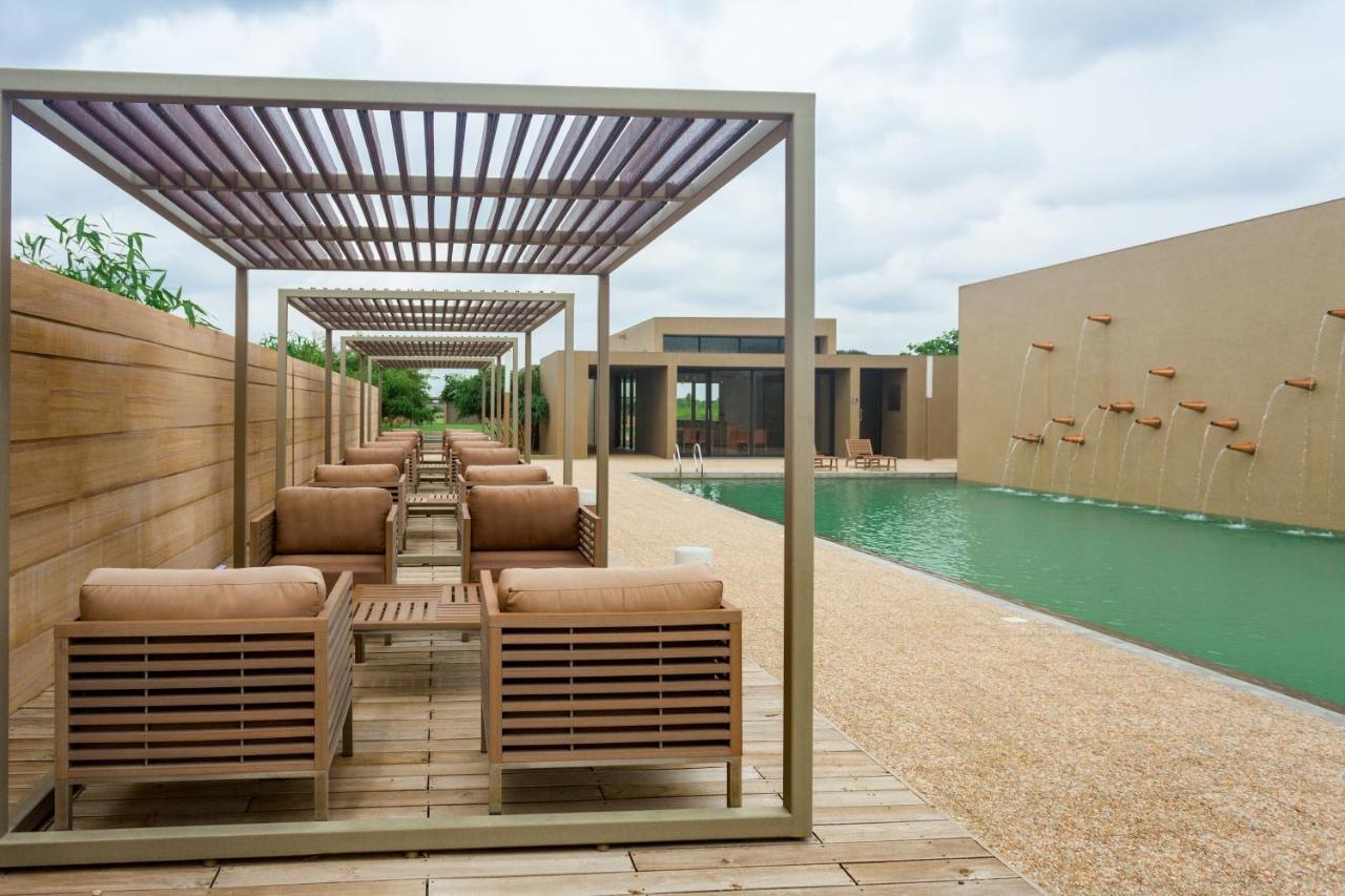 Life At Repose- Lake Villas Resort & Club Chor Warodra 外观 照片
