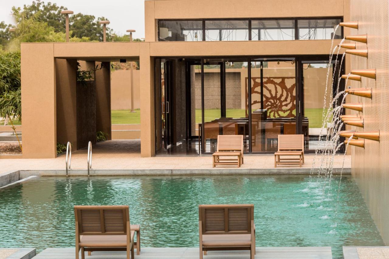 Life At Repose- Lake Villas Resort & Club Chor Warodra 外观 照片