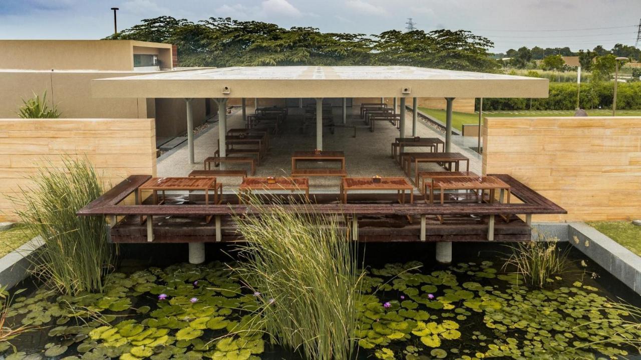 Life At Repose- Lake Villas Resort & Club Chor Warodra 外观 照片